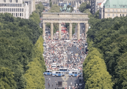 Eine Ausschnitt der Luftaufnahme der DPA zeigt die Menschenmenge vor dem Brandenburger Tor. (Quelle: Picture Alliance/ Christoph Soeder/ dpa, Screenshot: CORRECTIV)